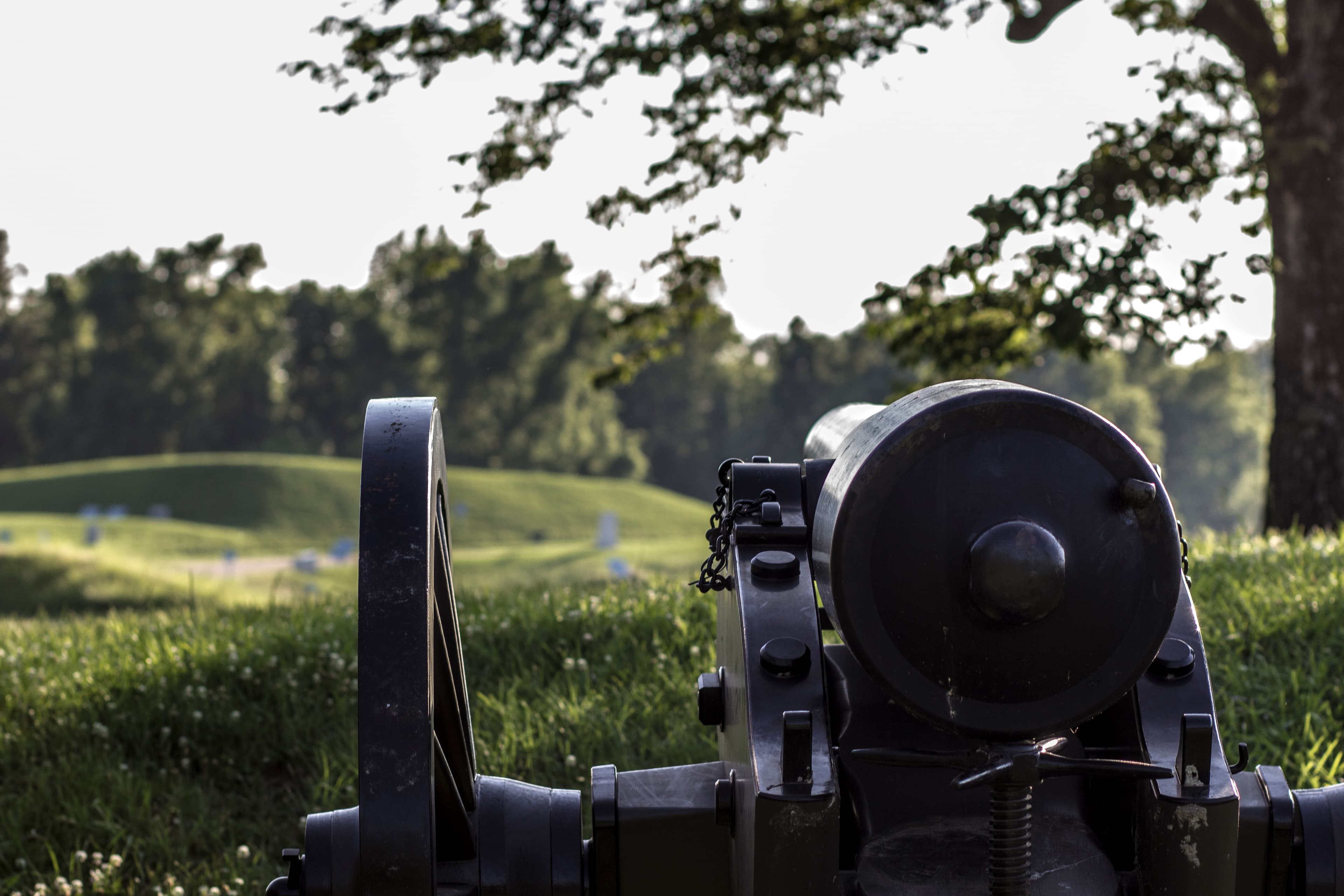 Union cannon aimed at Confederate lines